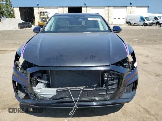 2023 Audi Q8 Premium Plus z VIN WA1EVBF1XPD017663, wystawiony jako Copart lot #54017405 z przebiegiem 22 800 mil mil oraz Czysty tytuł • Clean title. Historia ofert i sprzedaży dostępna na DreamBid. Obrazek 5.