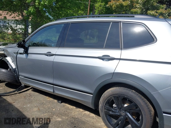 2024 Volkswagen Tiguan SE R-Line Black with VIN 3VV8B7AX3RM108710, listed as a IAAI auction lot 42032777 with 17,337 mi miles and . Bid and sale history available at DreamBid. Image 14.