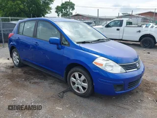 2009 Nissan Versa S z VIN 3N1BC13E59L500087, wystawiony jako IAAI lot #42419950 z przebiegiem 87 157 mil mil oraz . Historia ofert i sprzedaży dostępna na DreamBid. Obrazek 1.