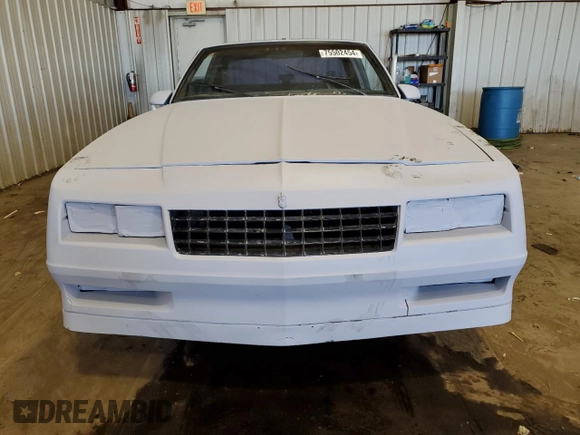 1988 Chevrolet Monte Carlo z VIN 1G1GZ11G3JP115201, wystawiony jako Copart lot #75502454 z przebiegiem 71 006 mil mil oraz Szkody całkowita. Historia ofert i sprzedaży dostępna na DreamBid. Obrazek 5.