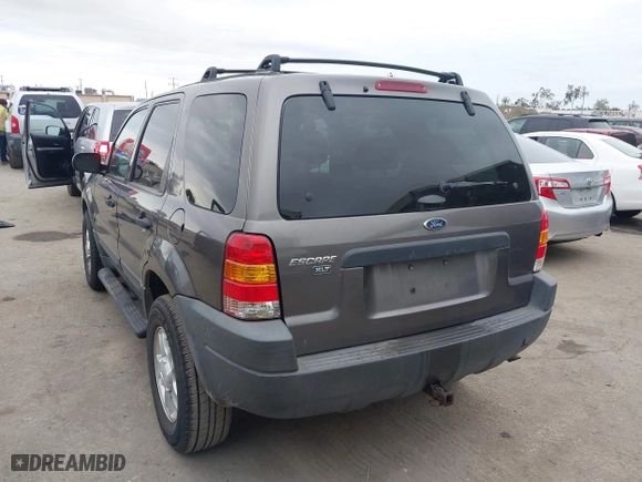 2004 Ford Escape XLT with VIN 1FMYU03114KA41268, listed as a IAAI auction lot 42056701 with 102,154 mi miles. Bid and sale history available at carsss.com. Image 3.