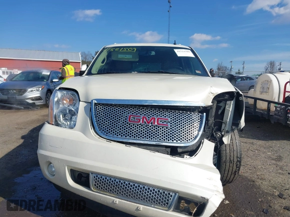 2010 GMC Yukon XL Denali with VIN 1GKUKMEF6AR157775, listed as a IAAI auction lot 41521509 with 201,836 mi miles. Bid and sale history available at carsss.com. Image 12.