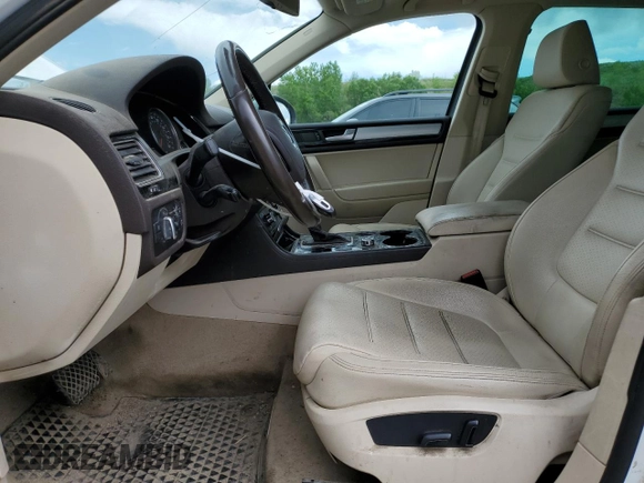 2013 Volkswagen Touareg Exec z VIN WVGEF9BP6DD001991, wystawiony jako Copart lot #58447175 z przebiegiem 170 264 mil mil oraz Czysty tytuł • Clean title. Historia ofert i sprzedaży dostępna na DreamBid. Obrazek 7.