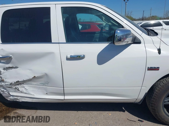 2018 Ram 1500 Lone Star Silver z VIN 1C6RR6LT0JS245223, wystawiony jako IAAI lot #41765175 z przebiegiem 128 156 mil mil oraz . Historia ofert i sprzedaży dostępna na DreamBid. Obrazek 13.