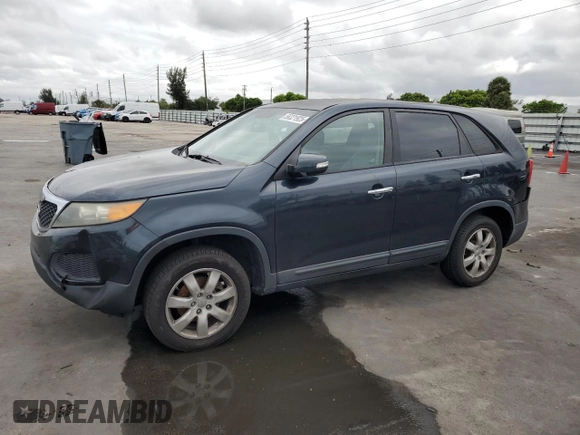 2012 Kia Sorento LX z VIN 5XYKT3A17CG274495, wystawiony jako Copart lot #56321925 z przebiegiem 130 439 mil mil oraz Szkoda całkowita • Salvage title. Historia ofert i sprzedaży dostępna na DreamBid. Obrazek 1.