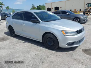 2014 Volkswagen Jetta S с VIN 3VW2K7AJ4EM290005, выставлен на аукционе IAAI как лот 42850338 с пробегом 153 317 миль миль и . История ставок и продаж доступна на DreamBid. Изображение 1.