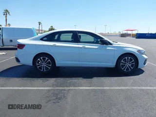 2024 Volkswagen Jetta Sport z VIN 3VWBM7BU7RM080796, wystawiony jako IAAI lot #41982686 z przebiegiem 8 600 mil mil oraz . Historia ofert i sprzedaży dostępna na DreamBid. Obrazek 13.