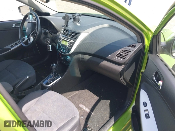 2013 Hyundai Accent SE z VIN KMHCU5AE4DU115896, wystawiony jako IAAI lot #42322656 z przebiegiem 92 391 mil mil oraz . Historia ofert i sprzedaży dostępna na DreamBid. Obrazek 5.