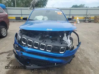 2025 Jeep Compass Latitude z VIN 3C4NJDBN2ST549479, wystawiony jako Copart lot #54985365 z przebiegiem 3 137 mil mil oraz Szkoda całkowita • Salvage title. Historia ofert i sprzedaży dostępna na DreamBid. Obrazek 5.