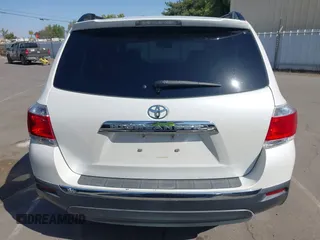 2013 Toyota Highlander z VIN 5TDZK3EH7DS127798, wystawiony jako IAAI lot #42372808 z przebiegiem 176 190 mil mil oraz . Historia ofert i sprzedaży dostępna na DreamBid. Obrazek 16.