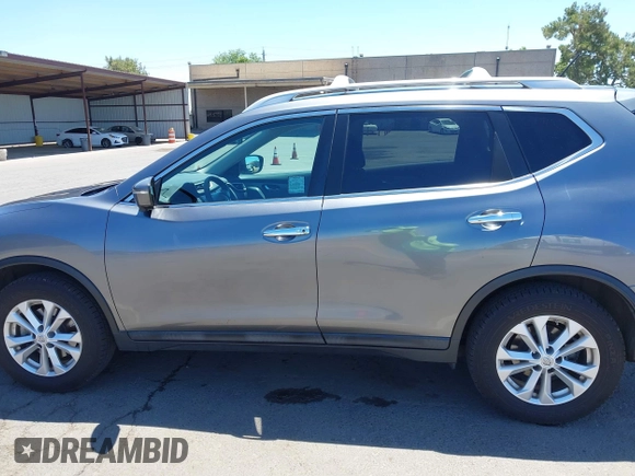 2015 Nissan Rogue SV z VIN 5N1AT2MK1FC853092, wystawiony jako IAAI lot #42327990 z przebiegiem 92 794 mil mil oraz . Historia ofert i sprzedaży dostępna na DreamBid. Obrazek 14.