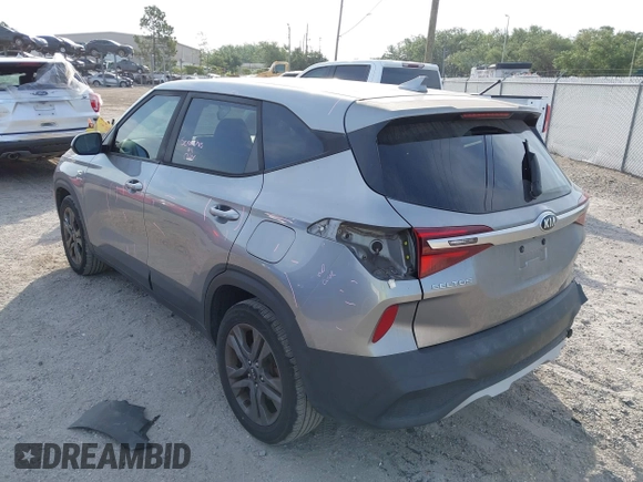 2021 Kia Seltos LX z VIN KNDEPCAAXM7136028, wystawiony jako IAAI lot #42070236 z przebiegiem 87 681 mil mil oraz . Historia ofert i sprzedaży dostępna na DreamBid. Obrazek 3.