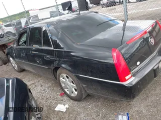 2008 Cadillac DTS 1SA z VIN 1G6KD57Y98U102801, wystawiony jako IAAI lot #42204185 z przebiegiem 152 990 mil mil oraz . Historia ofert i sprzedaży dostępna na DreamBid. Obrazek 3.