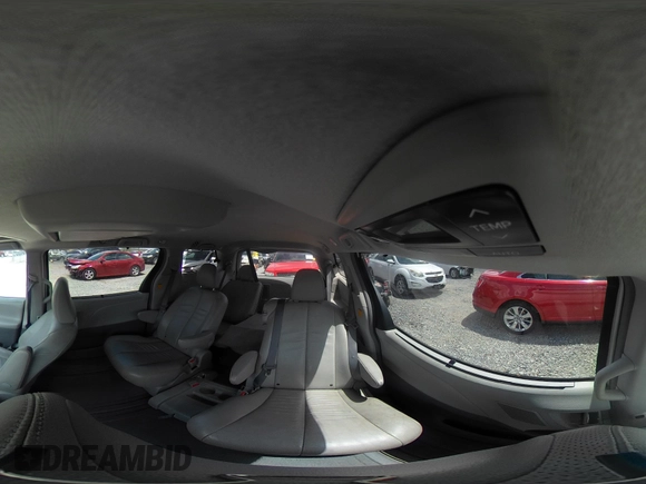 2011 Toyota Sienna XLE AAS z VIN 5TDYK3DC6BS172939, wystawiony jako IAAI lot #42111002 z przebiegiem 172 160 mil mil oraz . Historia ofert i sprzedaży dostępna na DreamBid. Obrazek 19.
