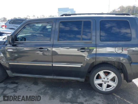 2010 Jeep Patriot Latitude z VIN 1J4NT1GA5AD676661, wystawiony jako IAAI lot #41602103 z przebiegiem 144 915 mil mil oraz . Historia ofert i sprzedaży dostępna na DreamBid. Obrazek 14.