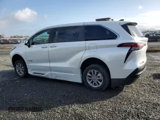 2022 Toyota Sienna XLE with VIN 5TDYRKEC1NS100250, listed as a Copart auction lot 45936435 with 5,567 mi miles and Salvage Title. Bid and sale history available at carsss.com. Image 2.