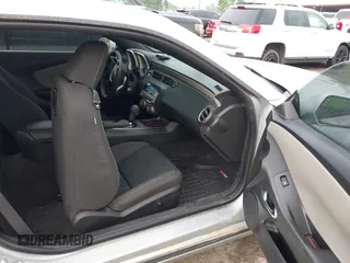 2011 Chevrolet Camaro 2LS z VIN 2G1FA1ED4B9130020, wystawiony jako IAAI lot #42097123 z przebiegiem 91 285 mil mil oraz . Historia ofert i sprzedaży dostępna na DreamBid. Obrazek 5.