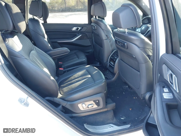 2020 BMW X7 xDrive40i with VIN 5UXCW2C05L9C18696, listed as a IAAI auction lot 41598890 with 102,599 mi miles. Bid and sale history available at carsss.com. Image 8.