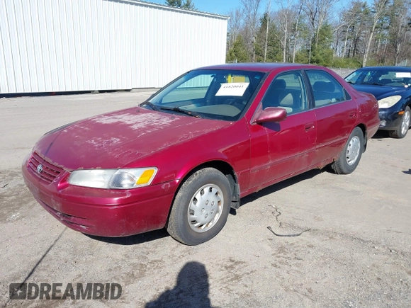 1998 Toyota Camry LE z VIN 4T1BG22K9WU367829, wystawiony jako IAAI lot #41820041 z przebiegiem 226 699 mil mil oraz . Historia ofert i sprzedaży dostępna na DreamBid. Obrazek 2.