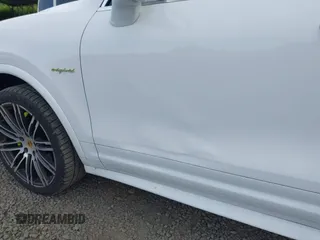 2016 Porsche Cayenne S E-Hybrid z VIN WP1AE2A22GLA17486, wystawiony jako IAAI lot #42229641 z przebiegiem 91 642 mil mil oraz . Historia ofert i sprzedaży dostępna na DreamBid. Obrazek 18.