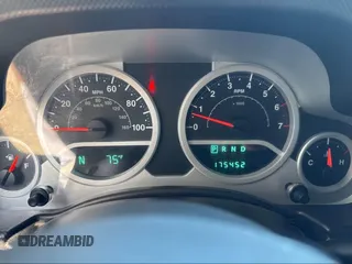 2010 Jeep Wrangler Sport с VIN 1J4AA2D14AL176981, выставлен на аукционе IAAI как лот 42637257 с пробегом 175 452 миль миль и . История ставок и продаж доступна на DreamBid. Изображение 7.