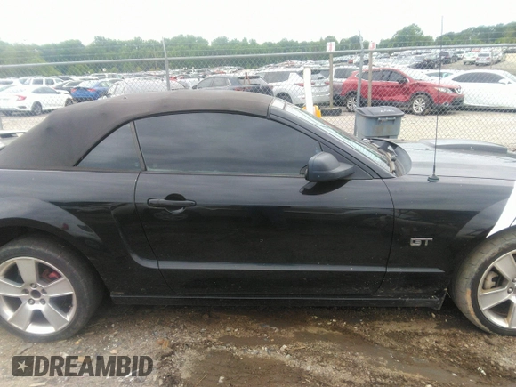 2007 Ford Mustang GT Deluxe z VIN 1ZVHT85H675258993, wystawiony jako IAAI lot #42369351 z przebiegiem 131 247 mil mil oraz . Historia ofert i sprzedaży dostępna na DreamBid. Obrazek 13.