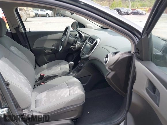 2017 Chevrolet Sonic LS z VIN 1G1JB5SG3H4135041, wystawiony jako IAAI lot #42168751 z przebiegiem 91 312 mil mil oraz . Historia ofert i sprzedaży dostępna na DreamBid. Obrazek 5.