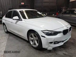 2015 BMW 3 Series 320i z VIN WBA3B1G50FNT07918, wystawiony jako IAAI lot #41876026 z przebiegiem 83 220 mil mil oraz . Historia ofert i sprzedaży dostępna na DreamBid. Obrazek 1.