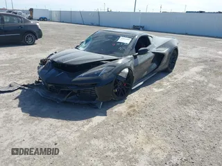 2025 Chevrolet Corvette 2LZ z VIN 1G1YE2D36S5601366, wystawiony jako IAAI lot #41822888 z przebiegiem Nie podano mil oraz . Historia ofert i sprzedaży dostępna na DreamBid. Obrazek 13.