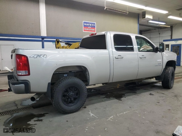 2009 GMC Sierra 2500HD SLT with VIN 1GTHK63679F118461, listed as a Copart auction lot 44075925 with 142,810 mi miles and Salvage Title. Bid and sale history available at carsss.com. Image 3.