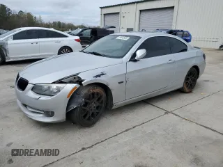 2011 BMW 3 Series 328i xDrive z VIN WBAKF5C5XBE586494, wystawiony jako Copart lot #49692595 z przebiegiem 239 048 mil mil oraz Szkoda całkowita • Salvage title. Historia ofert i sprzedaży dostępna na DreamBid. Obrazek 1.