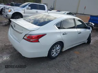 2015 Nissan Altima 2.5 S with VIN 1N4AL3AP8FC160830, listed as a IAAI auction lot 41561952 with 209,134 mi miles. Bid and sale history available at carsss.com. Image 4.