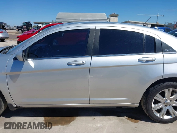 2012 Chrysler 200 Touring z VIN 1C3CCBBB1CN206356, wystawiony jako IAAI lot #41599679 z przebiegiem 286 239 mil mil oraz . Historia ofert i sprzedaży dostępna na DreamBid. Obrazek 15.
