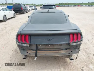 2022 Ford Mustang EcoBoost z VIN 1FA6P8TH2N5139990, wystawiony jako IAAI lot #42259683 z przebiegiem 62 580 mil mil oraz . Historia ofert i sprzedaży dostępna na DreamBid. Obrazek 17.