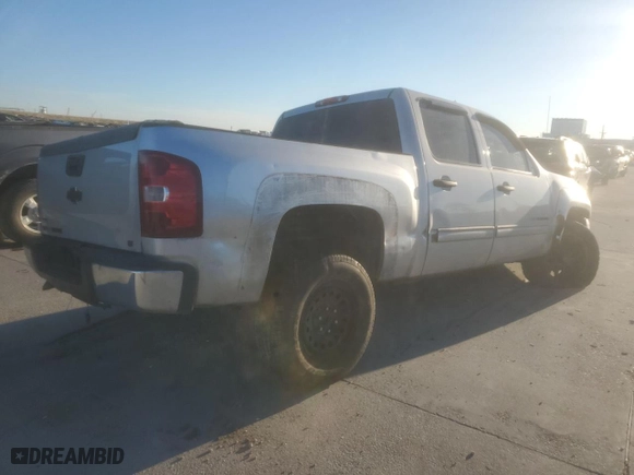 2010 Chevrolet Silverado 1500 LT with VIN 3GCRKSE38AG273099, listed as a Copart auction lot 82939803 with 220,293 mi miles and Salvage Title. Bid and sale history available at carsss.com. Image 3.