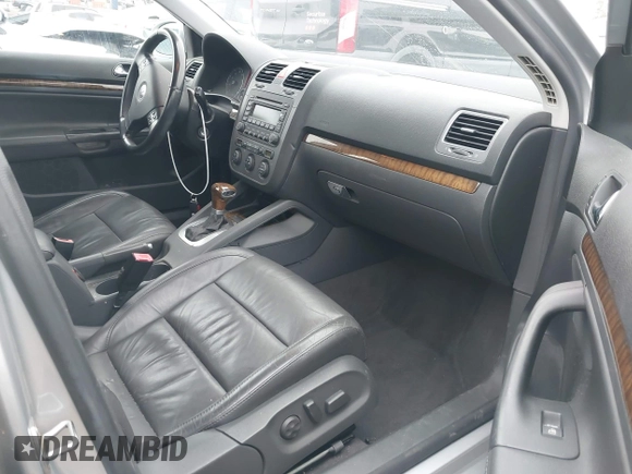 2005 Volkswagen Jetta z VIN 3VWDG71K85M603060, wystawiony jako IAAI lot #42106030 z przebiegiem 152 666 mil mil oraz . Historia ofert i sprzedaży dostępna na DreamBid. Obrazek 5.
