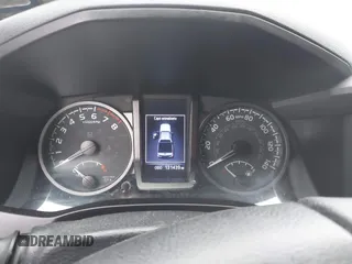 2020 Toyota Tacoma SR5 z VIN 3TMCZ5AN9LM290069, wystawiony jako IAAI lot #41938380 z przebiegiem 131 439 mil mil oraz . Historia ofert i sprzedaży dostępna na DreamBid. Obrazek 7.