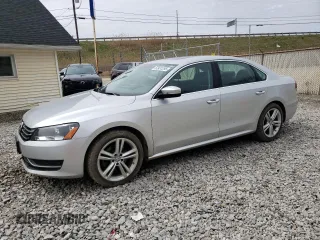2014 Volkswagen Passat SE z VIN 1VWBP7A30EC003652, wystawiony jako Copart lot #52431255 z przebiegiem 133 246 mil mil oraz Szkoda całkowita • Salvage title. Historia ofert i sprzedaży dostępna na DreamBid. Obrazek 1.