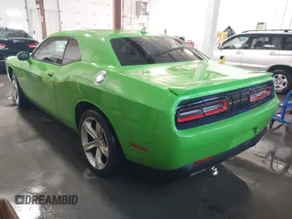 2017 Dodge Challenger SXT z VIN 2C3CDZAG2HH574239, wystawiony jako IAAI lot #41391595 z przebiegiem 92 377 mil mil oraz . Historia ofert i sprzedaży dostępna na DreamBid. Obrazek 3.