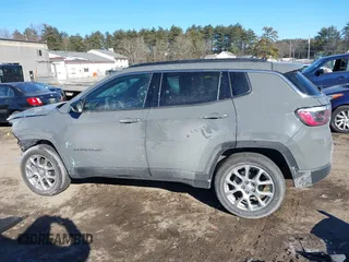 2024 Jeep Compass Latitude Lux z VIN 3C4NJDFN8RT602268, wystawiony jako IAAI lot #41449109 z przebiegiem 11 137 mil mil oraz . Historia ofert i sprzedaży dostępna na DreamBid. Obrazek 14.
