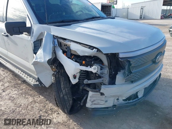 2023 Ford F-150 Lightning Pro z VIN 1FTVW1EL4PWG59817, wystawiony jako IAAI lot #41243052 z przebiegiem 9 859 mil mil oraz . Historia ofert i sprzedaży dostępna na DreamBid. Obrazek 6.