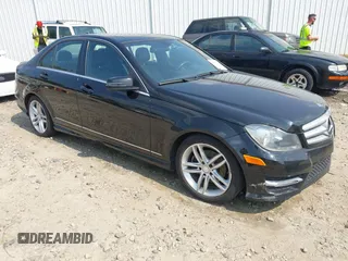 2013 Mercedes-Benz C 250 Sport z VIN WDDGF4HB8DR267856, wystawiony jako IAAI lot #42385425 z przebiegiem 116 580 mil mil oraz . Historia ofert i sprzedaży dostępna na DreamBid. Obrazek 1.