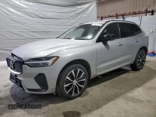 2023 Volvo XC60 Plus Dark Theme z VIN YV4L12RW7P1311049, wystawiony jako Copart lot #47351335 z przebiegiem 18 594 mil mil oraz Szkoda całkowita • Salvage title. Historia ofert i sprzedaży dostępna na DreamBid. Obrazek 1.