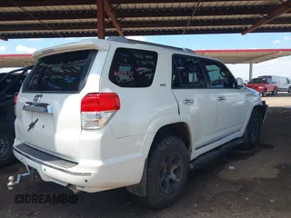 2011 Toyota 4Runner Trail z VIN JTEBU5JR6B5043167, wystawiony jako IAAI lot #42400681 z przebiegiem 265 137 mil mil oraz . Historia ofert i sprzedaży dostępna na DreamBid. Obrazek 4.