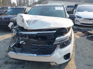 2024 Kia Seltos S z VIN KNDEU2AA2R7475621, wystawiony jako IAAI lot #41673661 z przebiegiem 31 690 mil mil oraz . Historia ofert i sprzedaży dostępna na DreamBid. Obrazek 12.