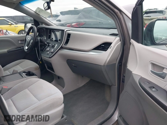 2015 Toyota Sienna LE AAS z VIN 5TDKK3DCXFS612396, wystawiony jako IAAI lot #42172932 z przebiegiem 90 440 mil mil oraz . Historia ofert i sprzedaży dostępna na DreamBid. Obrazek 5.