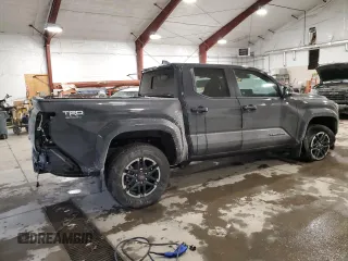 2024 Toyota Tacoma SR5 z VIN 3TMLB5JN6RM070515, wystawiony jako Copart lot #88514465 z przebiegiem 126 mil mil oraz Szkody całkowita. Historia ofert i sprzedaży dostępna na DreamBid. Obrazek 3.