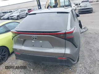 2024 Toyota bZ4X XLE z VIN JTMAAAAA4RA042628, wystawiony jako IAAI lot #41801949 z przebiegiem 10 279 mil mil oraz . Historia ofert i sprzedaży dostępna na DreamBid. Obrazek 16.