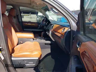 2017 Toyota Tundra Platinum z VIN 5TFAW5F15HX612228, wystawiony jako IAAI lot #41677281 z przebiegiem 157 425 mil mil oraz . Historia ofert i sprzedaży dostępna na DreamBid. Obrazek 5.