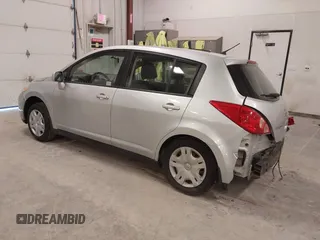 2010 Nissan Versa S z VIN 3N1BC1CP9AL363631, wystawiony jako IAAI lot #41987554 z przebiegiem 133 921 mil mil oraz . Historia ofert i sprzedaży dostępna na DreamBid. Obrazek 3.